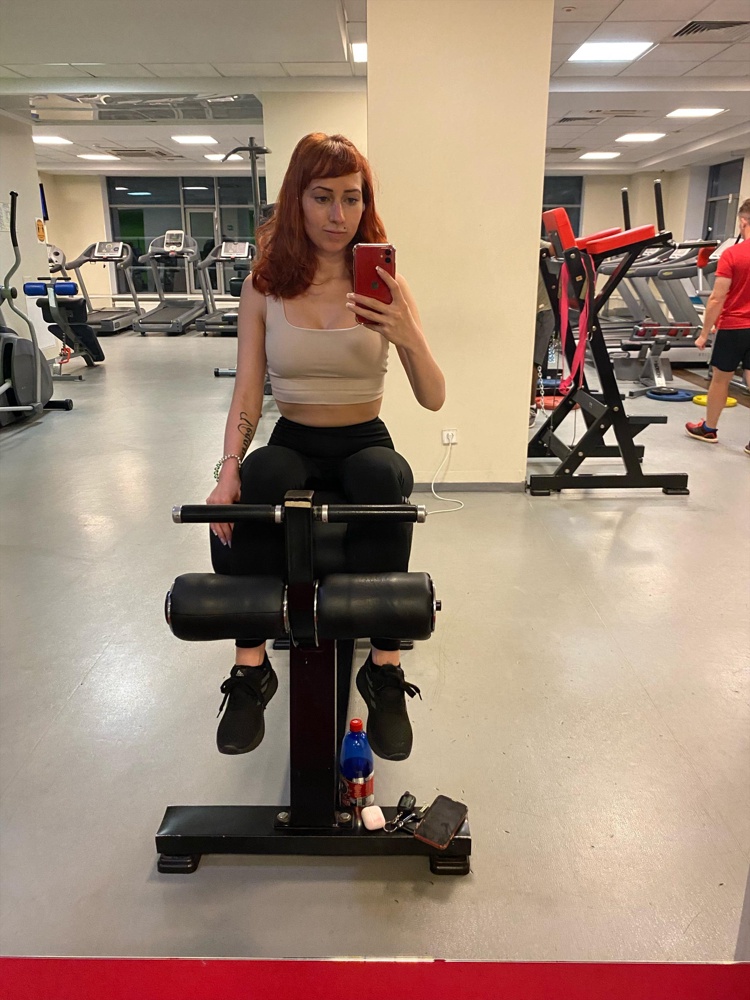 Красивый, я довольна, несколько сложно надевать, я бы скрытую молнию сделала сбоку или что-то подобное. 