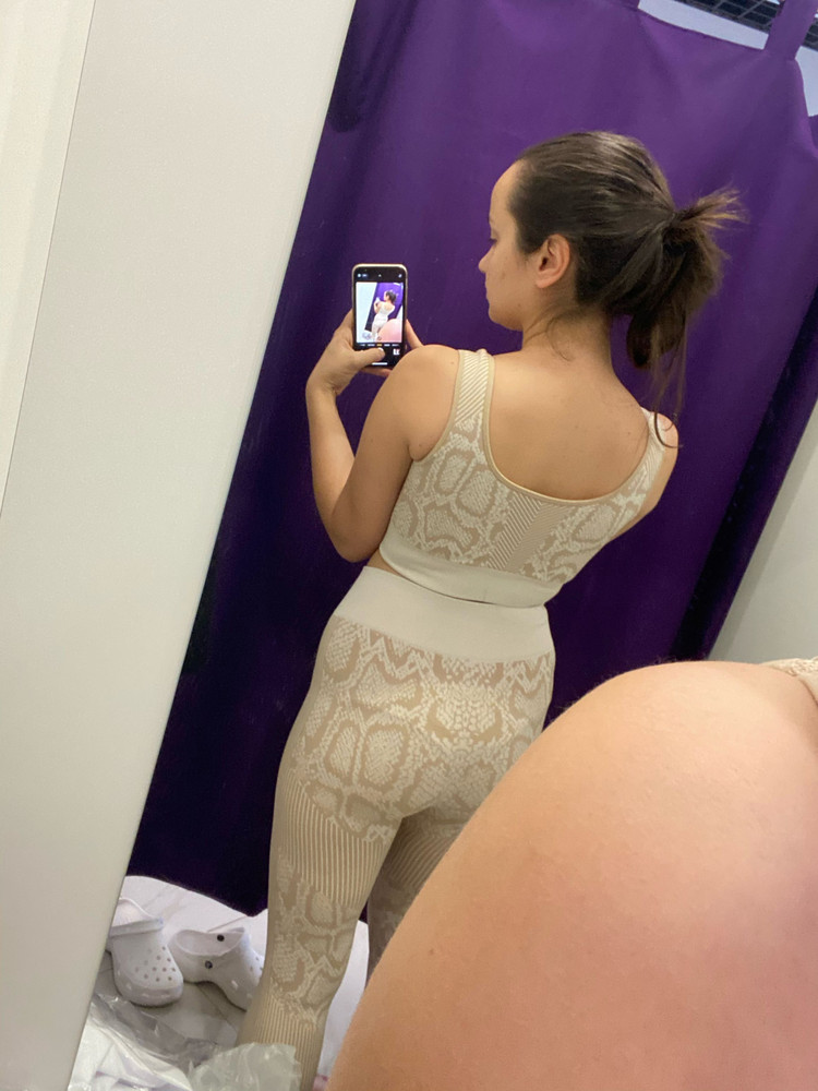 Шикарный костюм, хорошо тянется. Верх очень плотный 