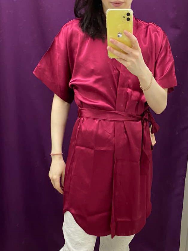 Халат бомба! Заказывала сестре в подарок и она в восторге. Цвет яркий насыщенный, ткань к телу приятная, сшито аккуратно. Спасибо за шикарный халатик для сестрички. 