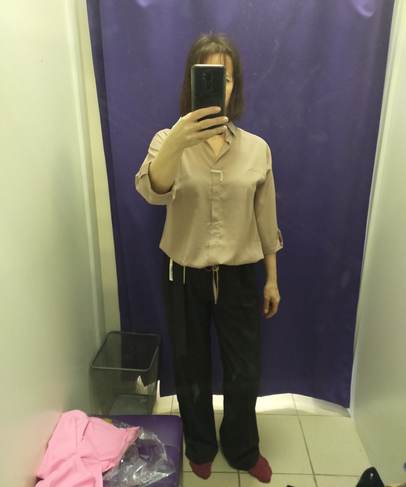 Очень приятная ткань, достаточно свободная, я в талии и плечах достаточно широкая, от76, об92,  можно брать меньше, но жаль нет размера, кофточку оставила