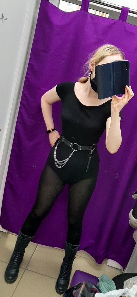 Качество среднее. Кожа тонкая, подойдёт для украшения, а не для поддержки. Кольца и цепи железные, цепи тонкие, лёгкие.
Дизайн и цена в момент покупки сыграли в сторону покупки. Дизайн оригинальный и отлично подходит к моему стилю. Цена 700 руб. замечательная. В магазинах из всякой фигни ремни висят за такую цену, срок жизни которых не более 2 лет, этот кожаный, должен продержаться гораздо дольше.
ОТ 60, сел, как мне надо.
За цену до 1000 рекомендую к покупке.