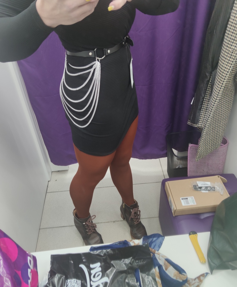 Дёшево выглядит. Не самый качественный кожзам. Тоненькие цепочки со слабыми звеньями. У меня стандартный размер М, еле застегнула на талии. На фото продавца цепи закрывают бедро полностью и крепятся, всё же таки, в области живота. Совсем другое крепление. По факту, где-то сбоку. Толком не видно и непонятно, если смотреть спереди. Мне не понравилось. Ожидание - реальность. Но не за эти деньги. Полиэтиленовый ремешок и цепочки от пробки в ванне. 