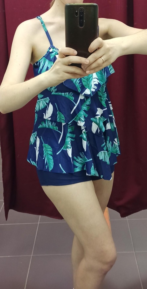 Впервые купила танкини. Всегда брала открытые раньше. После вторых родов пришла пора, ибо форма оставляет желать лучшего.  Если можно прикрыть то, что не нравится - почему нет? Вроде бы неплохо сел. У меня размер где-то между 44-46, об - 96, от - 75. Взяла 46. Шортики не прям в обтяжку. Думаю, и в 44 влезла бы.