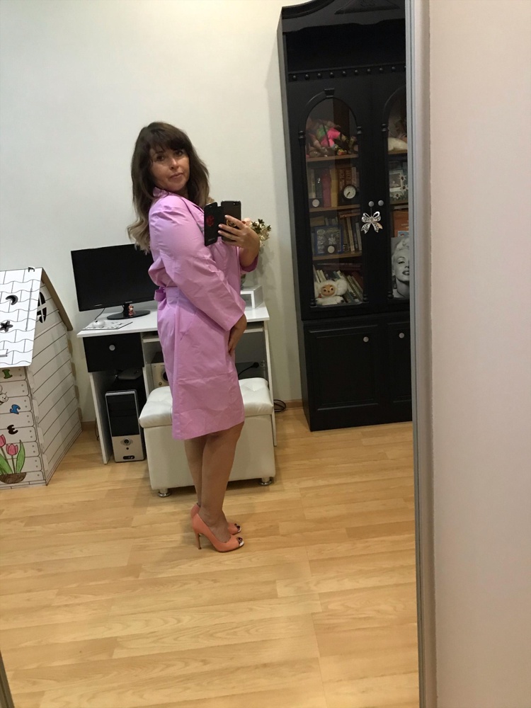 На свой 48-50 , объём груди 100, заказала 54 размер, сидит нормально, не в обтяг, ткань хорошая, цвет нравится, длина до середины колена при росте 160 см. Спасибо!