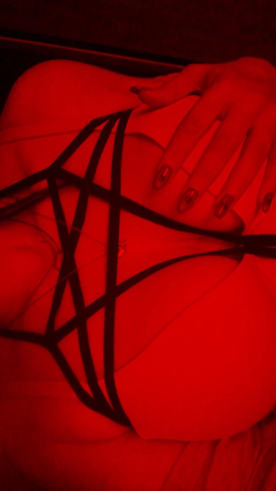 Эротично, тоненькая, очень тянеться, размер единый от 40 до 50,но на мой 48 даже большая, сзади затягивается как бретель лифа, подойдет размера до 54 думаю