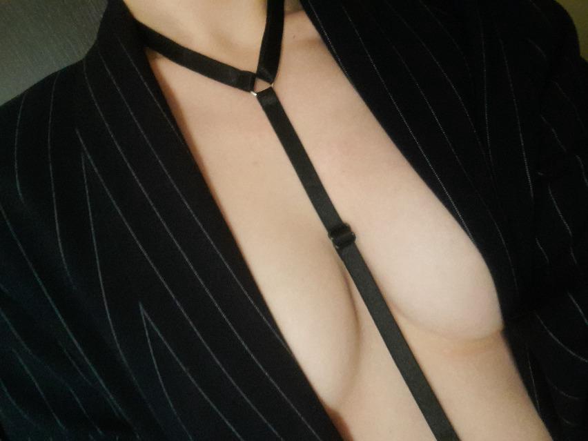 Супер!! Категорически всем советую. Брала под пиджак и просто счастлива от этого вида. Даже рубашку не буду надевать. Смотрится стильно и элегантно. Портупея прям как на фото и в описании. Спасибо за ваши старания, буду ещё заказывать! 