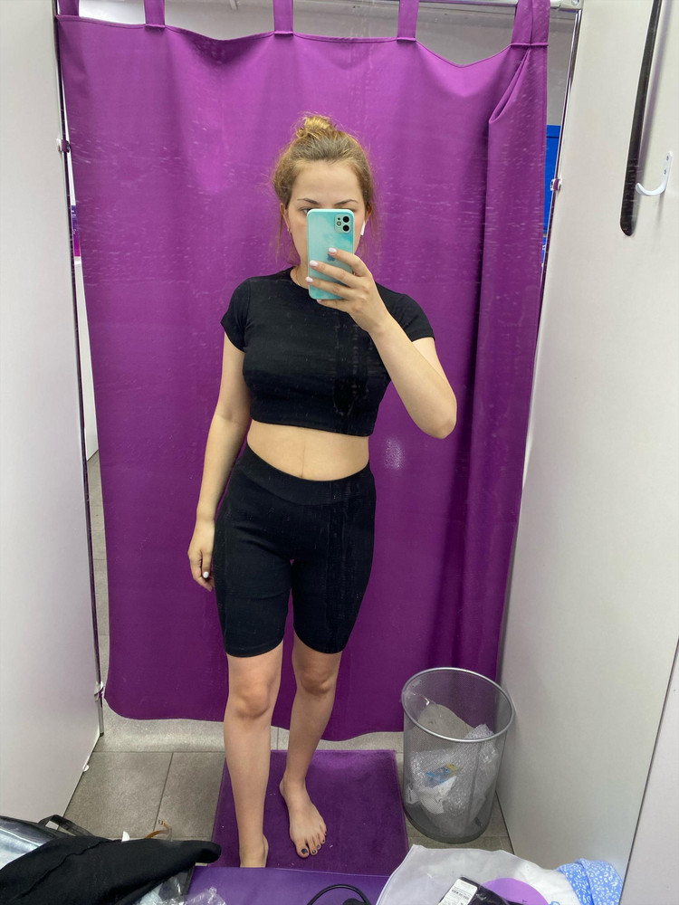 Костюм мне не понравился( топ короткий , показалось что не соответствует размеру велосипедок, велосипедки вроде сидят нормально,но в паху складками собираются (