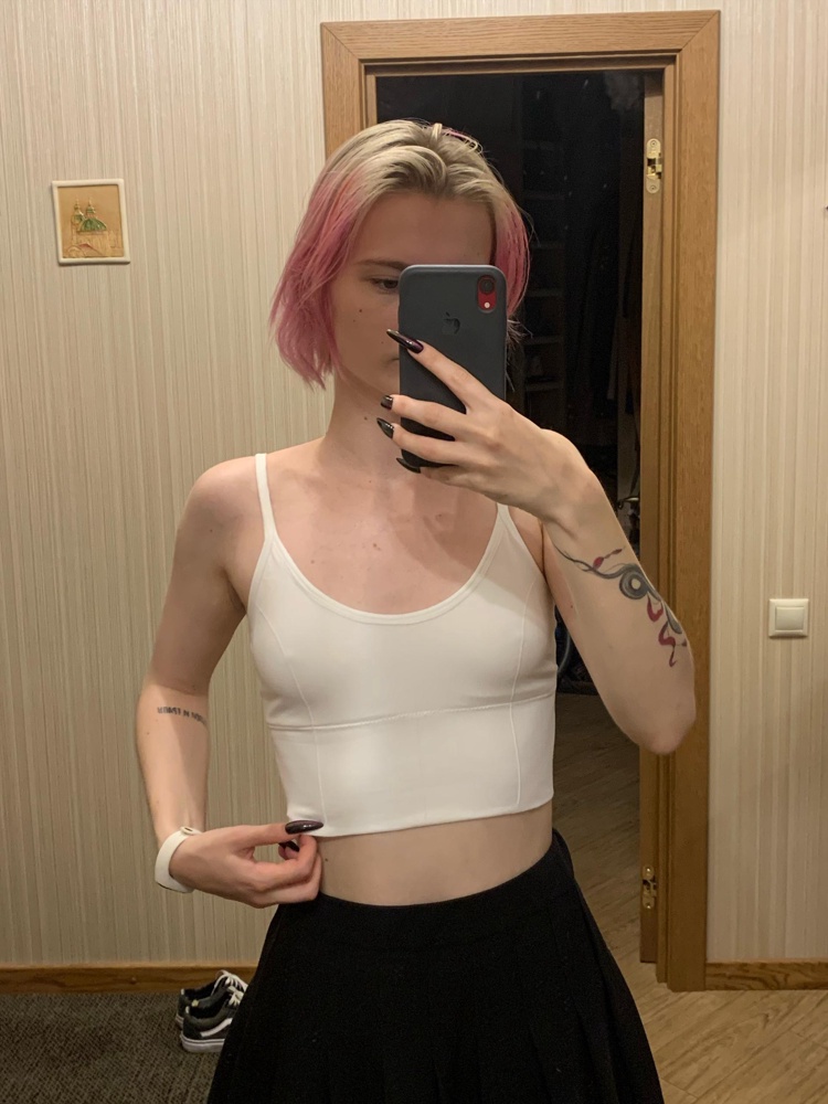 Топ хороший. У меня 42-44.На маленькую грудь вообще без проблем носить. Я вынула чашечки, отчего конкретно на белом просвечивает грудь, но не критично. Одна ниточка торчала, в целом, хорошо и удобно, попробую заказать другие цвета 