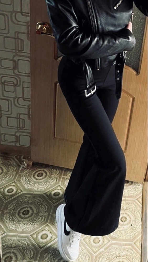 Брюки супер, выкупила размер s. В талии пришлось вставлять сзади резинку очень топорщилось, молния на мой взгляд слишком коротка и лично мне доставляла дискомфорт при надевании на бёдра, во всю длину пришлось сделать ее. Брюки замачивала в воде, подсели, даже не надо подшивать длину, рост 163. Выглядят очень стильно и актуально мне очень понравились) 