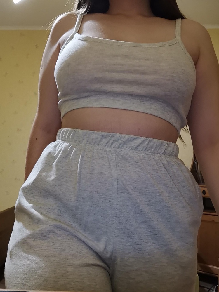 девочки с пышными формами! не боимся брать! я далеко не 90/60/90, сидит классно. просвечивает малость, правда, но ничего страшного. можно бельё и подобрать.