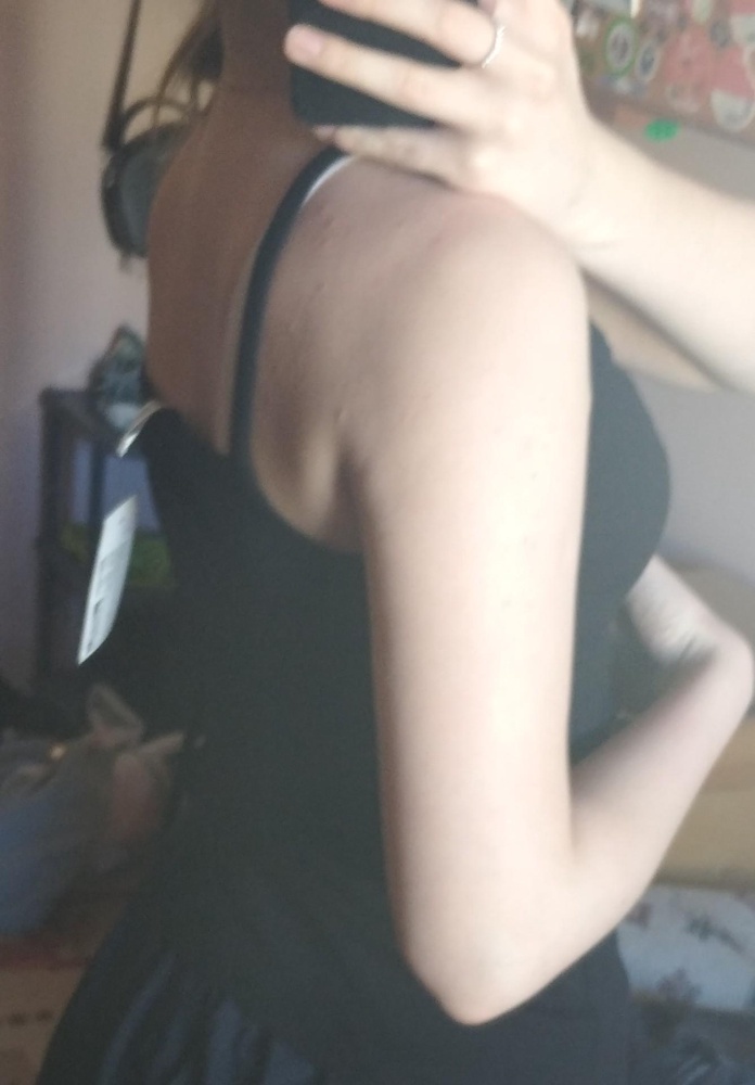 Майка хорошая. Брала для дома, но, думаю, смело можно надевать и на выход пол рубашку например или пиджак. Ткань приятная, не синтетика, как будет в носке себя вести увидим позже. Кстати, брала размер S. Многие говорили, что маломерит, но на свой 44-46 S села хорошо. Если Вы, конечно, хотите свободнее, то берите М