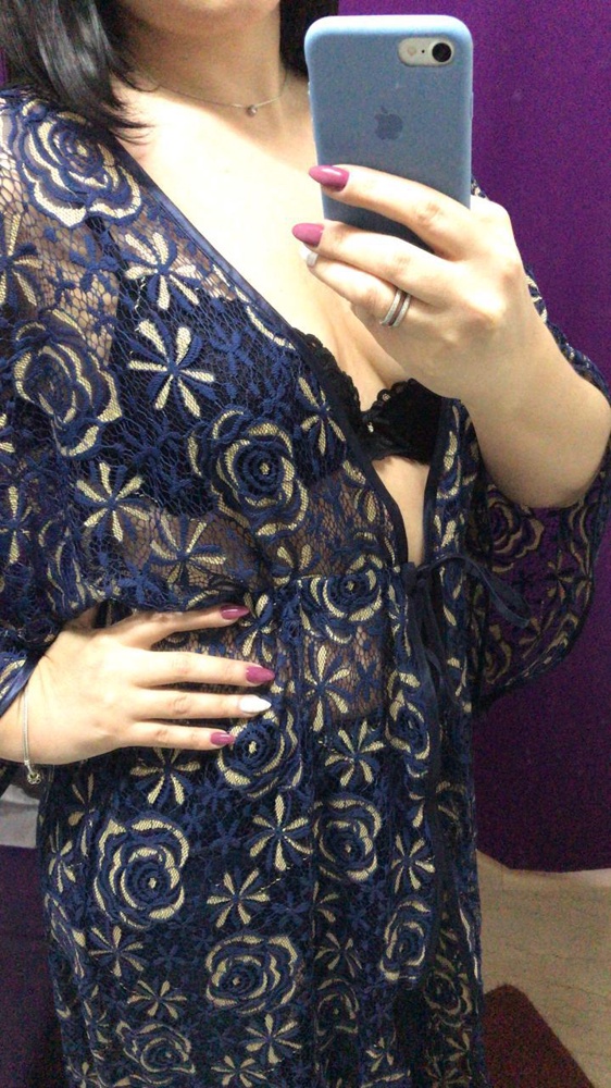 Отличная туника. Кружево смотрится недёшево и не колется. Хотела темно-синюю без золота, не было в наличии, но эта смотрится точно не хуже. Рекомендую именно этот цвет и это кружево.