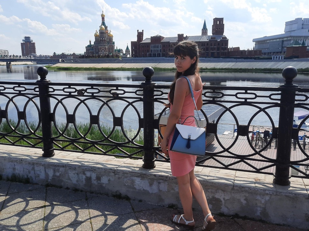 Удобное платье. По фигуре сидит отлично.