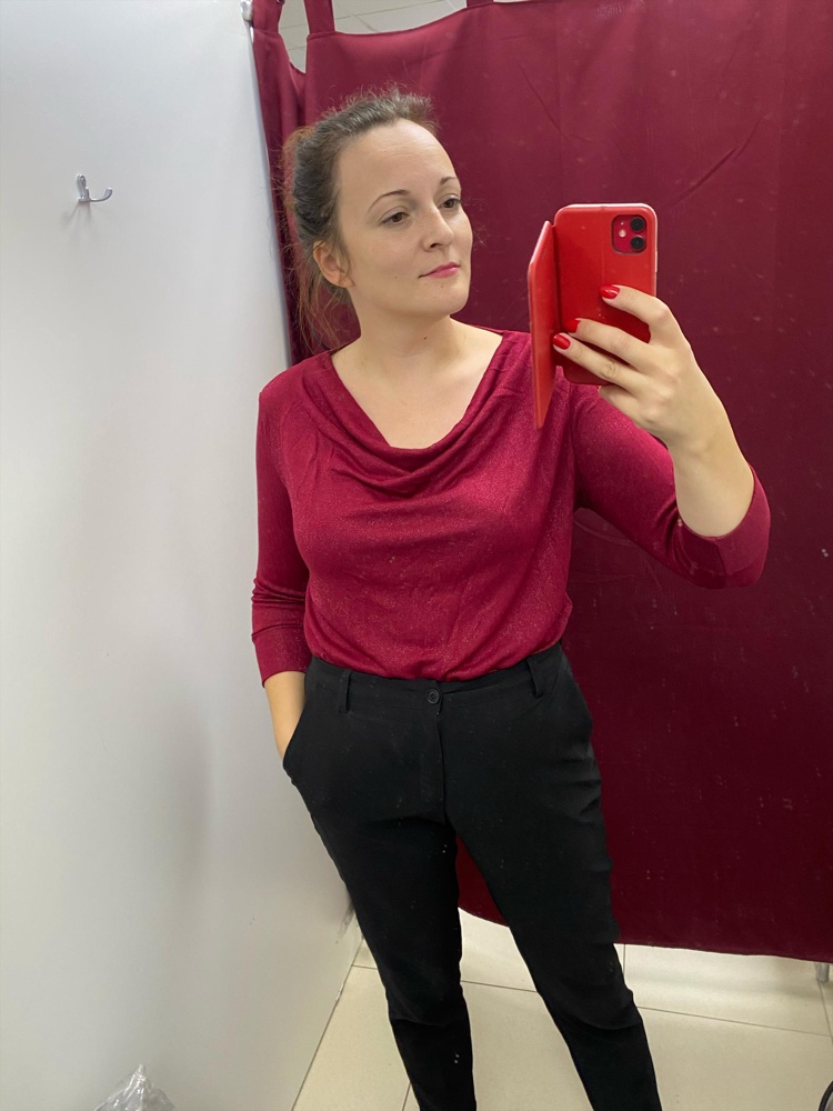 Приятная к телу, не колючая, цвет насыщенный, хорошо тянется