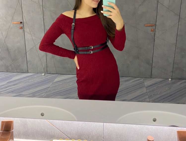 Увидела эту портупею после того, как уже оформила заказ на более массивную с другим видом переплетения ремней. Цена на эту была очень вкусная, поэтому подумала, что более тонкие ремни и другая стилистика тоже пригодится в гардеробе) Вот и заказала.
Пришла в прозрачной упаковке. Все целое. Фурнитура без ржавчины, на вид немного хлипкая, но в принципе все держит без каких-либо проблем.
В этот же день надела в ресторан поверх платья - и этот образ получился весьма удачным. Причём когда примерила на платье другую портупею, которая была потолще - смотрелось более грубо. А эта подошла в самый раз. Довольно нежно. Чувствовала себя комфортно, а окружающие отметили мой стильный лук)
За свои деньги, я считаю, такая вещь точно не будет лишней в гардеробе и позволит создавать разные образы) 