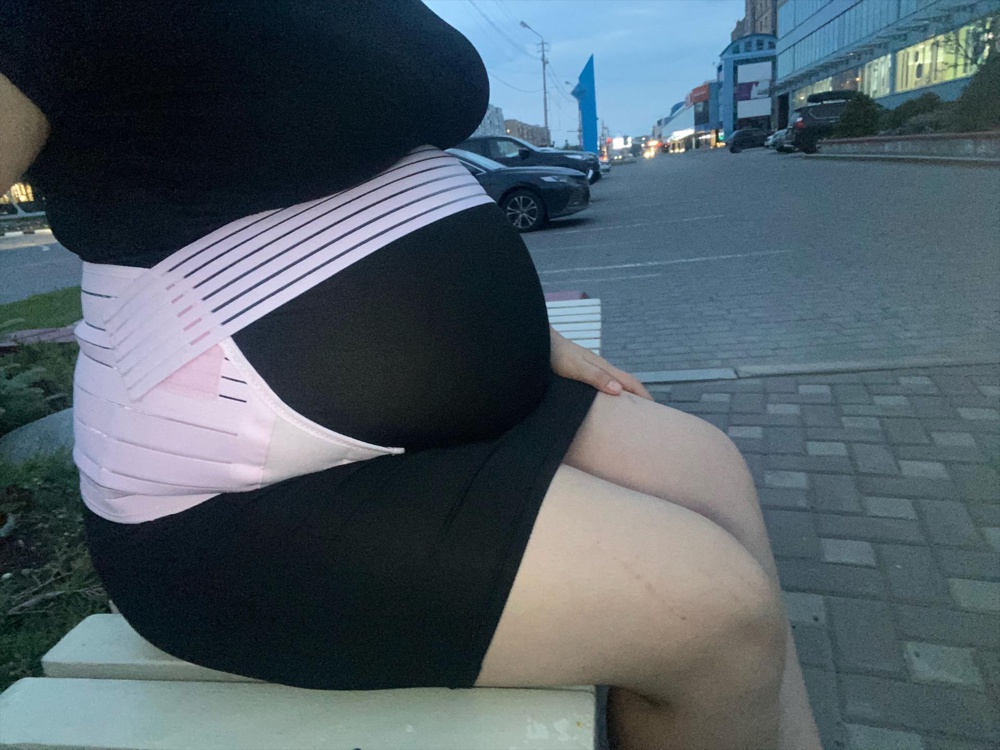 Качественно сделан. Носила на последних месяцах, нагрузку помог снять, хоть и не много.до сих пор целый лежит. Липучки не испортились и тд. Как послеродовой не очень подходит.