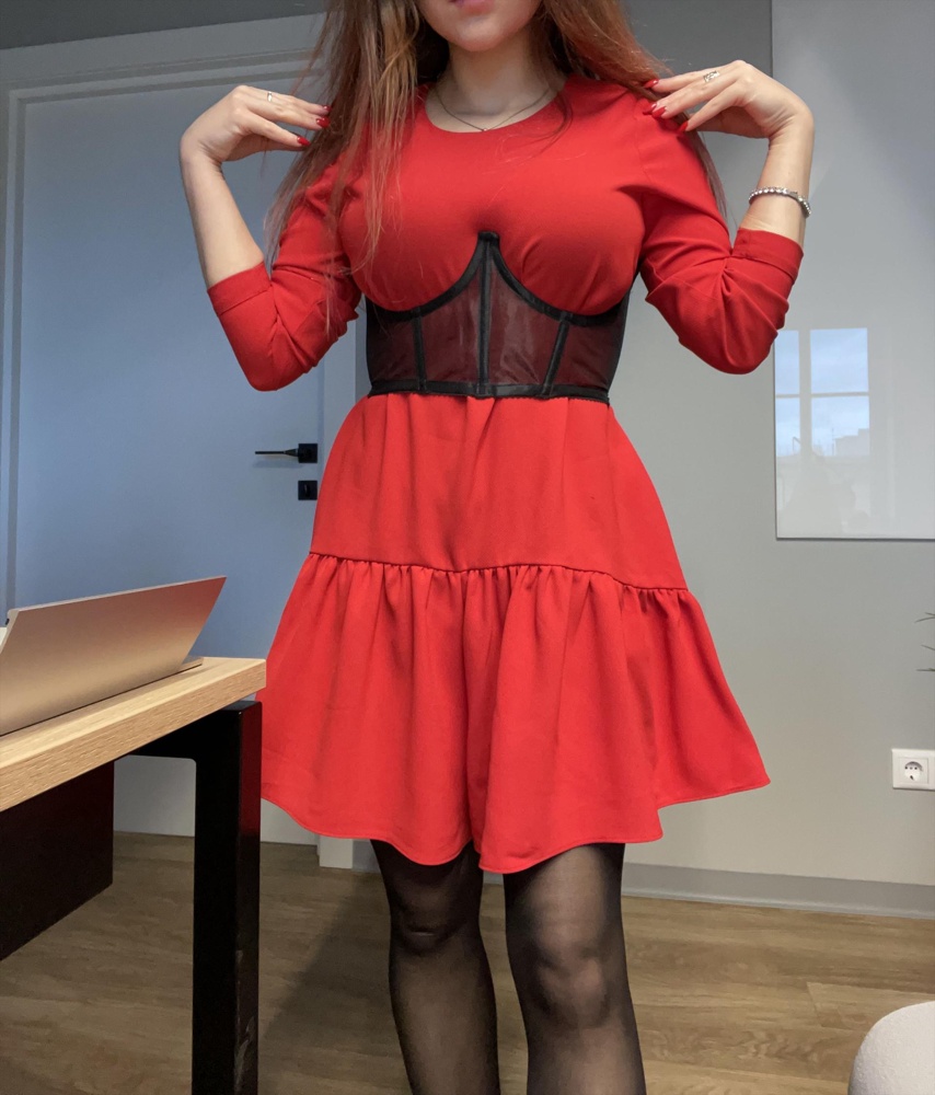 Очень красивый, из минусов блестит ткань) взяла 42 и 44 размер, они оказались абсолютно одинаковыми, прикладываю фото. Не очень удобно, что сзади нет шнуровки, думаю пришить петельки) 