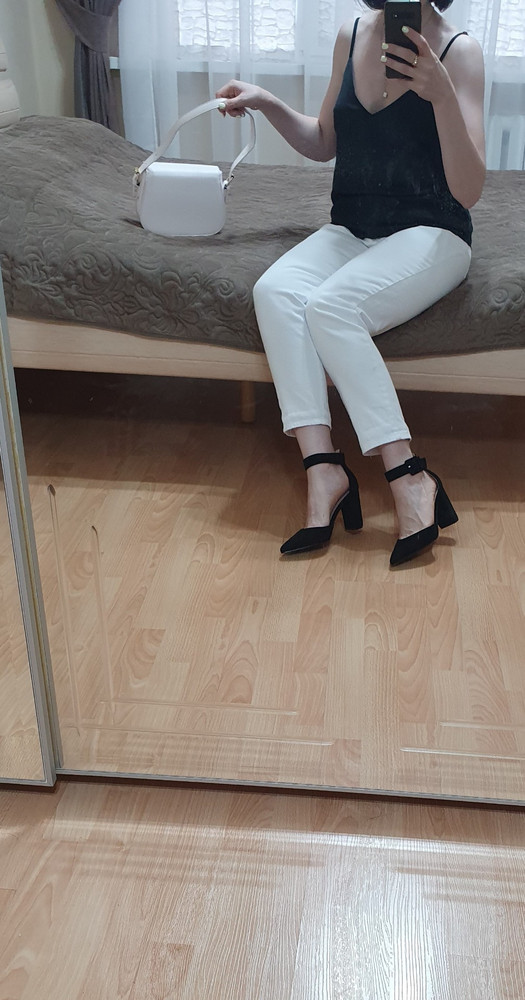 Шикарные. Чёрные велюр, белые экокожа,  обе пары смотрятся прекрасно