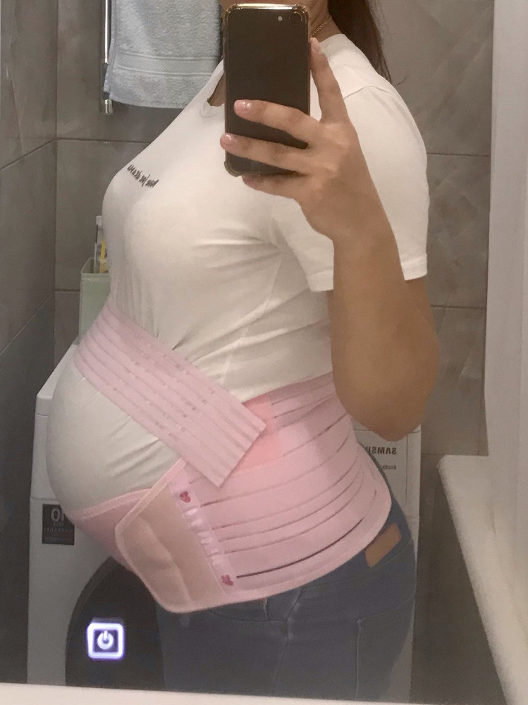 Бандаж мне нравится. Ношу 2 недели. Мне комфортно как на одежду, так и на голое тело. Размер подобрала по таблице. Из плюсов: удобные и крепкие липучки, есть упаковка в которой бандаж хранится, мягкий материал, но при этом хорошо фиксирует. Еще мне понравился сервис с ботом в телеграмм (это если отсканировать QR код).👍🏼 С момента как начала носить стало значительно легче. Из минусов: уже немного подтрепался, но на функционал никак не влияет. Снимаю одну звезду, потому что нигде не указано, что снимать и одевать бандаж нужно СТРОГО ЛЁЖА! А это очень важно! Многие неопытные мамочки допускают эту ошибку. В таком случае бандаж приносит больше проблем, чем пользы. Дополните пожалуйста инструкцию.