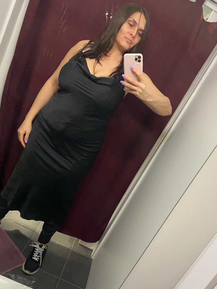 у меня скорее не отзыв ,а пожелание, ткань понравилась, но на большую грудь не садится, очень хочется иметь такого качества ткани платье у себя в гардеробе, увеличьте  размерную сетку плиз ! на мне размер L ,но другого выреза размер xl также мал