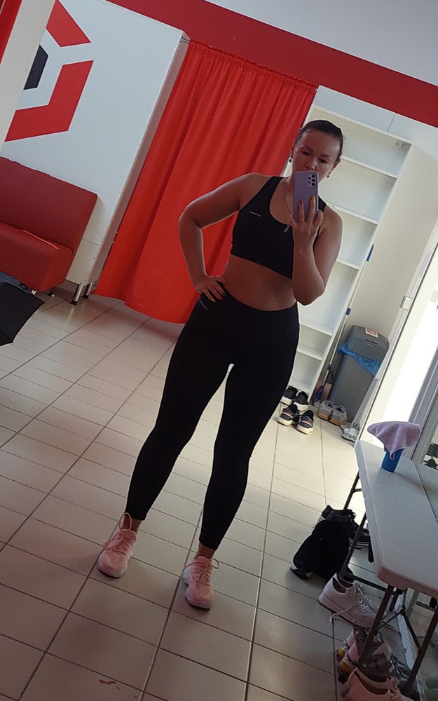 Классный, на 46 взяла 48. Мне кажется немного маломерит. Сел круто!