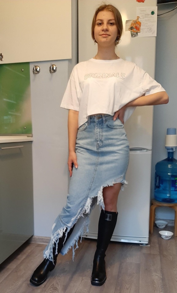 Очень нравится, девочка 17 лет в восторге, и с белыми кросовками и с сапогами. Юбка бомбическая. Маломерит, качество хорошее, интересный фасон. Смотрится и мини, и макси, и с одной стороны как джинсы. Сзади не короткая. Очень стильно и неизбито