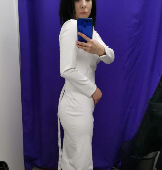 Стильное красивое. Взяла размер М на параметры: рост 155, ог 90, от 73, об 100. Влезла, но по ощущениям бедра впритык, в груди свободновато. Кож зам мягкий, материал при движении морщится. Пришло с пятном на подоле и грязным решемком, оттерла. Платье хорошее, берите