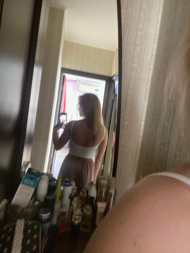 Топ хороший , размер в размер , брала на 42. Чашечки пришлось вытащить , просвечивались сильно , в целом все супер спасибо . В подарок положили маленькую резиночку для волос.