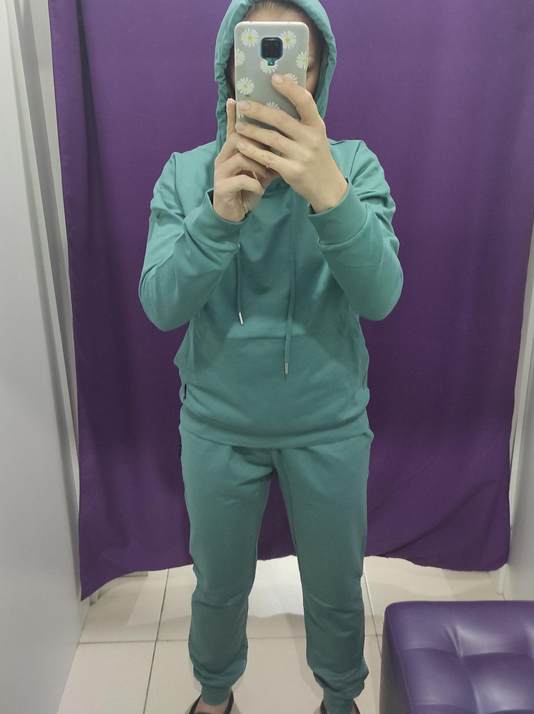 Костюм очень понравился, на свои ОГ 92,ОТ 70 взяла М, сидит хорошо. Ткань не теплая, но я именно такой хотела