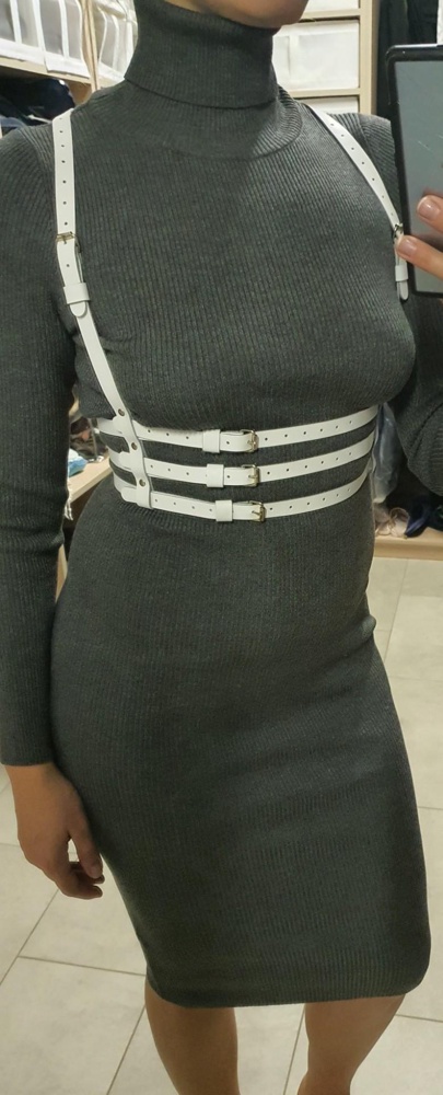 Хорошо смотрится. Аккуратно сделан. Но все же мне кажется это пресованая кожа а не цельная.