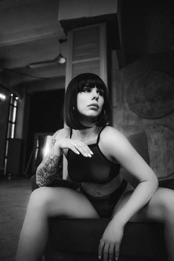 Ужасная упаковка . Но белье класс. Супер удобное.Правда не у всех видно будут цветы закрывать соски , от размера груди зависит .