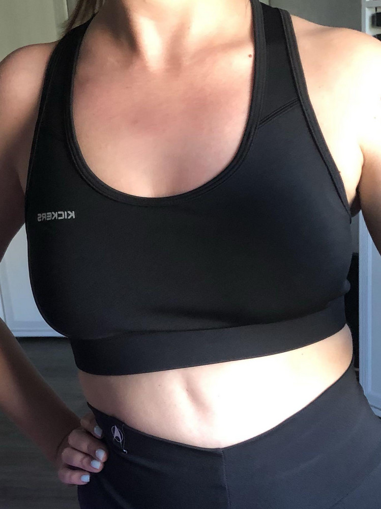 Топ хорошо пошит, швы ровные, нитки не торчат, ткань плотная, чашечки вытаскиваются. Обычно ношу 42 размер, заказала по размерной сетке, но оказалась очень тугая резинка, тяжело дышать и заниматься будет не комфортно. Очень жаль, перезакажу на размер побольше. Есть кисловатый запах, но я думаю после стирки должен пройти.  