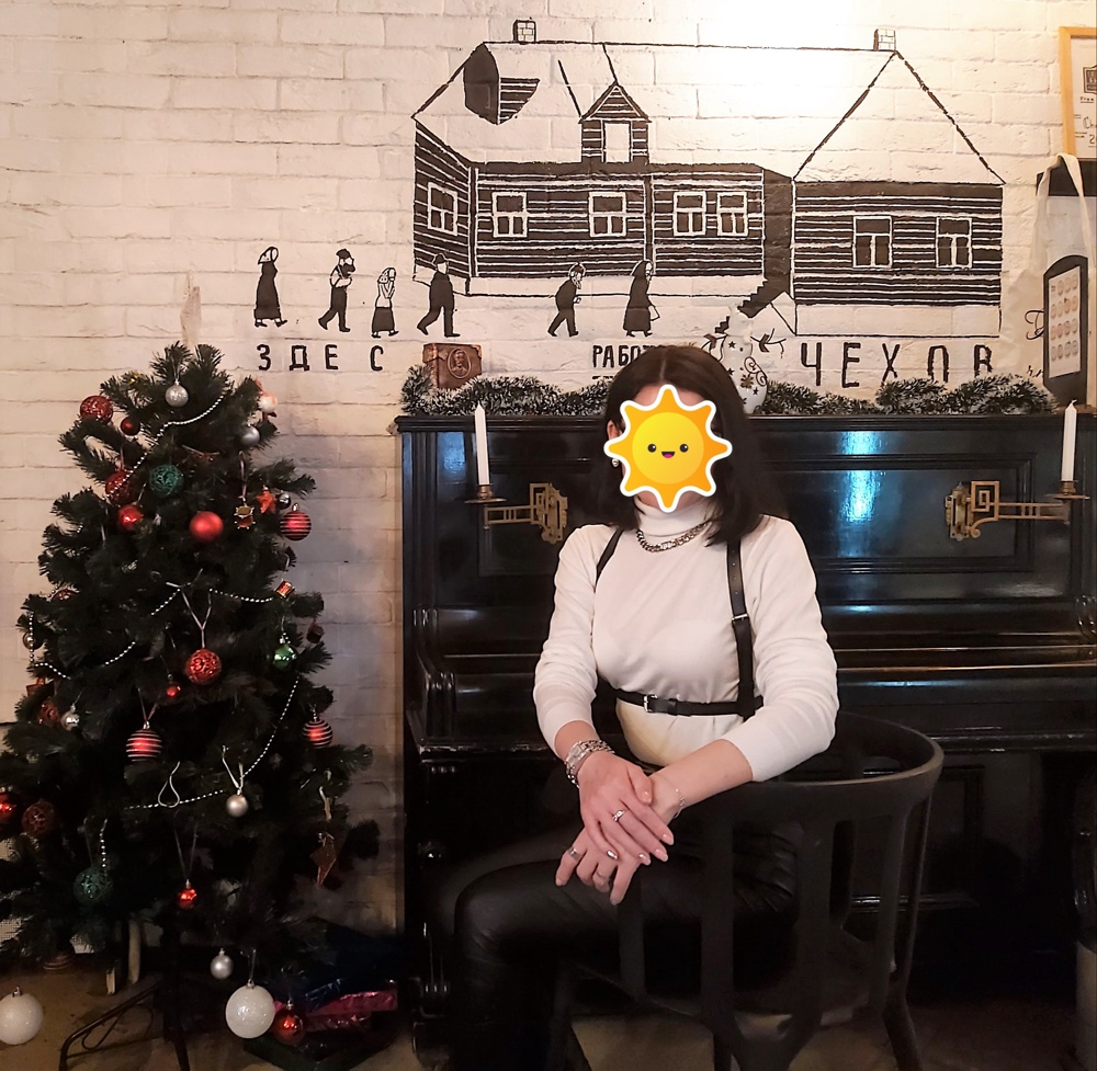 Мне нравится, ношу в разных вариациях. Универсальная вещица. Да, вначале иногда может красить светлые вещи, но отстирывается хорошо. 