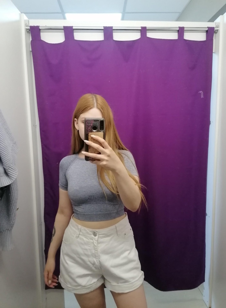 Очень хороший топ, на размер 40 подошёл 44,поэтому скорее всего маломерит, прекрасно держит грудь если у вас её нет 😂