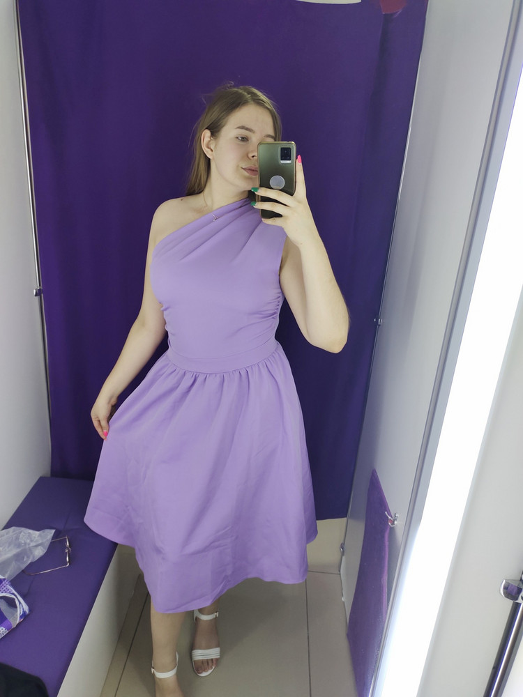 Платье за свою цену конечно шикарное 👍🏼 Красивый лавандовый цвет! Дома разгладить и пушка 🔥 
По отзывам поняла, что нужно заказывать на размер или даже 2 больше. Так и сделала. Мой размер 48, обхват талии 83-85 => заказала 50. Можно было бы и 52, но я как раз хотела, что бы было приталенное. 
В груди у меня не жмёт, снимается оно легко.
Единственное, что подрастроило, это замок, он ярко розового цвета, почти фуксия + неровно прострочен( 
Длина для меня идеальная, то что хотела. Рост 173 или 175.