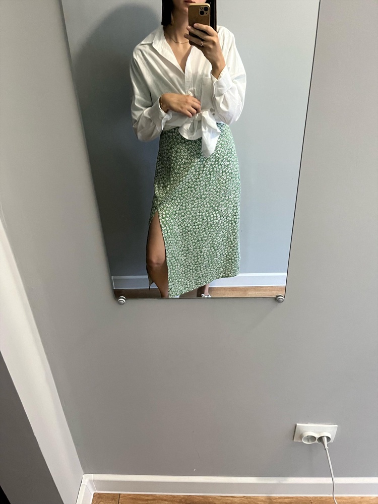 Тоненькая, летняя рубашка, оверсайз, на свой 42 размер взяла 40, но и он большой, но мне нравится, комфортно. Она просвечивает и мнётся, имейте ввиду, взяла носить вторым слоем.  