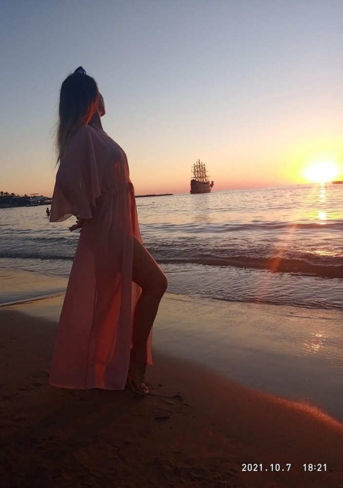 В соответствии с описанием.На рост в 155, обрезала.Довольна