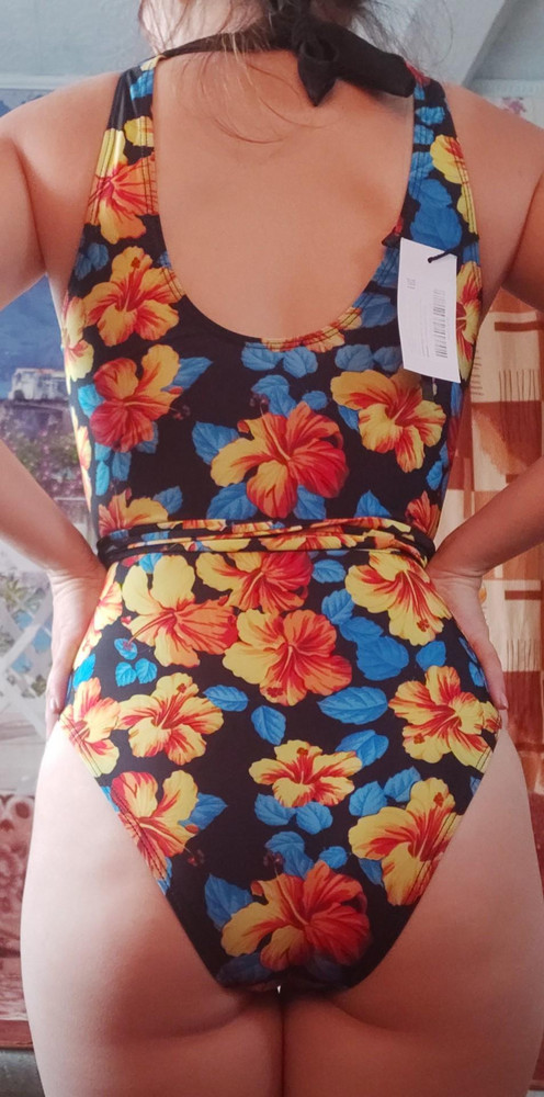 Купальник подошёл, но немного давит на плечах, но это не критично. Мне очень нравится, материал приятный, все хорошо прошито, сидит отлично, подчёркивает  все достоинства и вычёркивает  недостатки, купальник бомба, брала М 157см роста