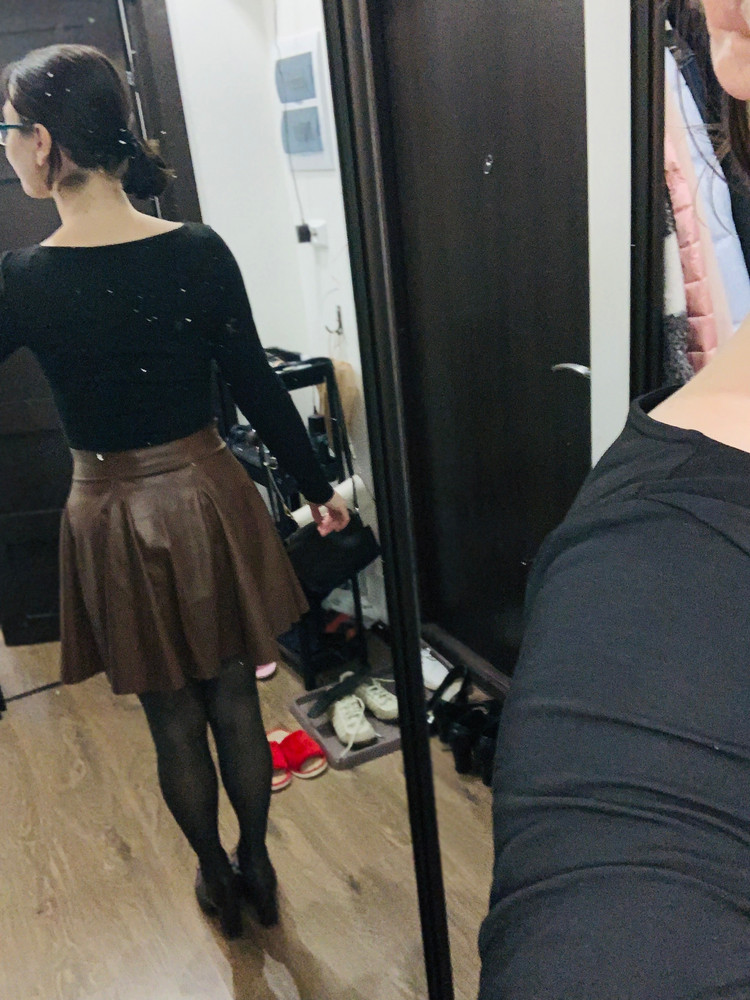 Юбка понравилась. Подошла по размеру. 
Обхват талии у меня 70 см.  46 размер сел в самый раз! 
Не короткая по длине. Можно ходить в ней на работу. Лучше смотрится с обувью на каблуке, на мой взгляд. 
Пришла мятая. Но это не проблема. Можно отпарить без проблем с изнанки. 
Приятная к телу благодаря замшевой основе, не прилипает к колготкам и не электризуется. 
А ещё она тёплая, что очень актуально в осеннюю погоду. 
Спасибо большое бренду, производителю 😊