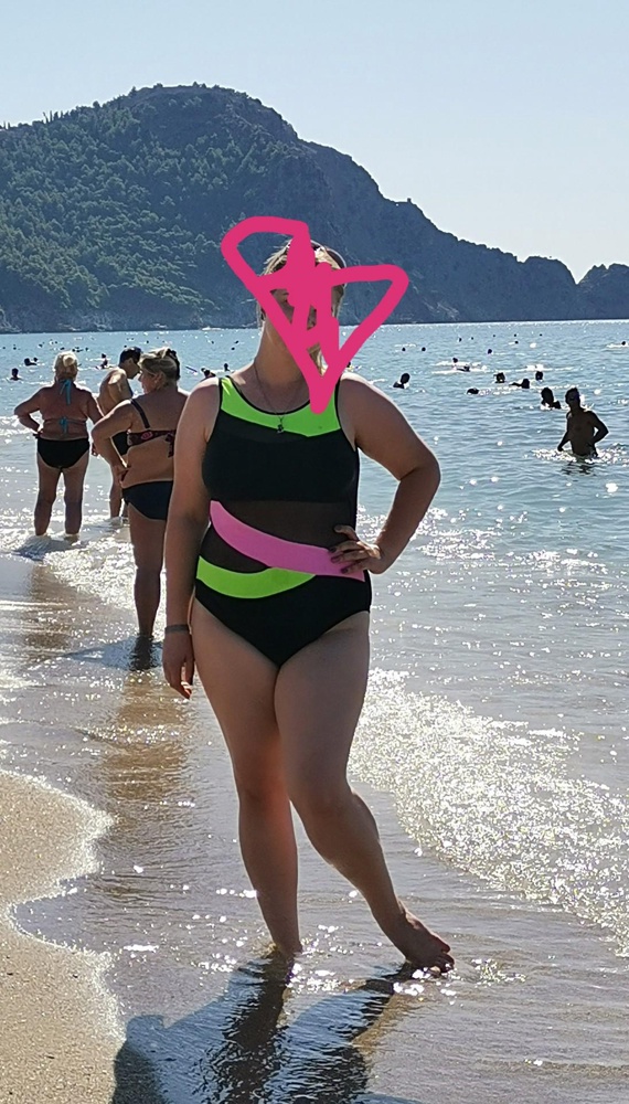 На мой уверенный 52 с не тонкой талией вполне хорошо сел. Никаких нареканий)