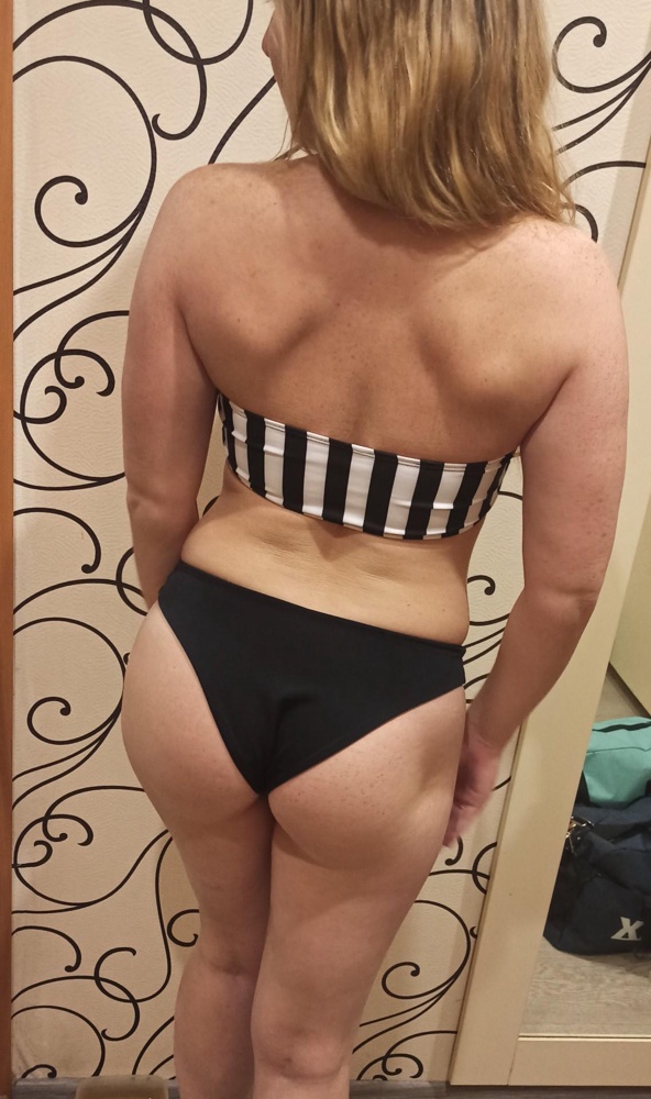 Очень симпатичный топ, понравился. Не сползает, для пляжа самое то! Брала на обхват груди 85 размер S, сидит хорошо. Спасибо!