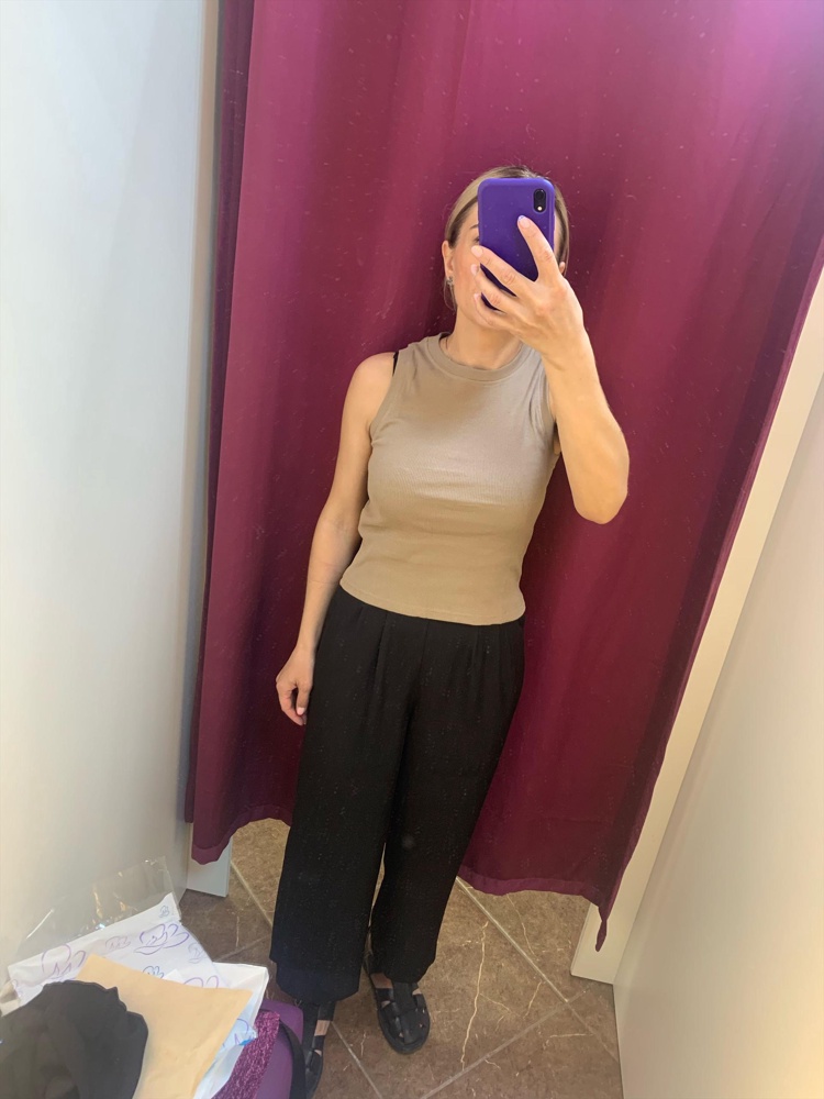 Хороший топ , плотный , не просвечивает , на размер 40-42 рост 157 взяла 42-44 хорошо сидит 