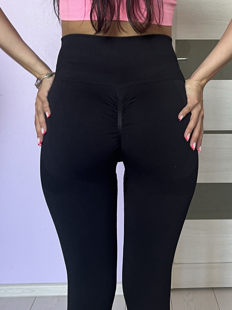 Очень понравились . Ношу 42 размер , бёдра 90-91 сели отлично 👍 тянутся ,талия оч высокая, но без сильной утяжки, мне это очень понравилось, так как я не люблю когда сильно давит живот . Из-за такого шва сзади , конечно надо иметь хорошую попу , а то смешно будут смотреться.  На мне они не очень , в плане попы, зато будет стимул ее подкачать 😅