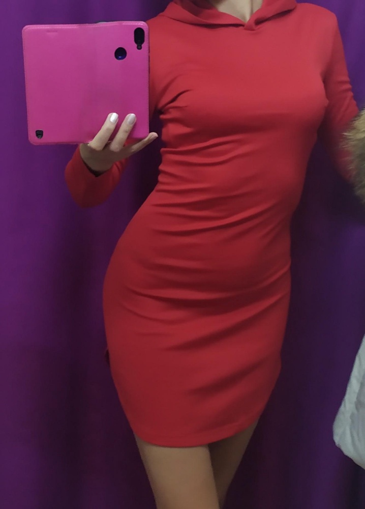 Полярные мнения обусловлены тем, что платье приходит из разных видов ткани( цвет один, размер одинаковый, а качество ткани отличается) Первый вариант: ткань плотная, стрейч, хорошо тянется, садится по фигуре, как вторая кожа. Второй вариант: тонкая ткань, напоминающая байку, собирается складками, склонна к образованию катышек. Пришлось заказать несколько раз, чтобы пришел нужный вариант.