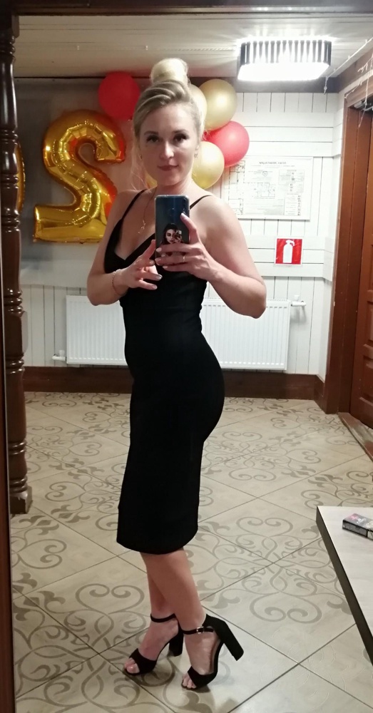 Платье очень красивое, это просто бомбическое. Подчёркивает фигуру, визуально придаёт роста. Оно подойдёт на все случаи жизни, приобретённых товаром не пожалела.