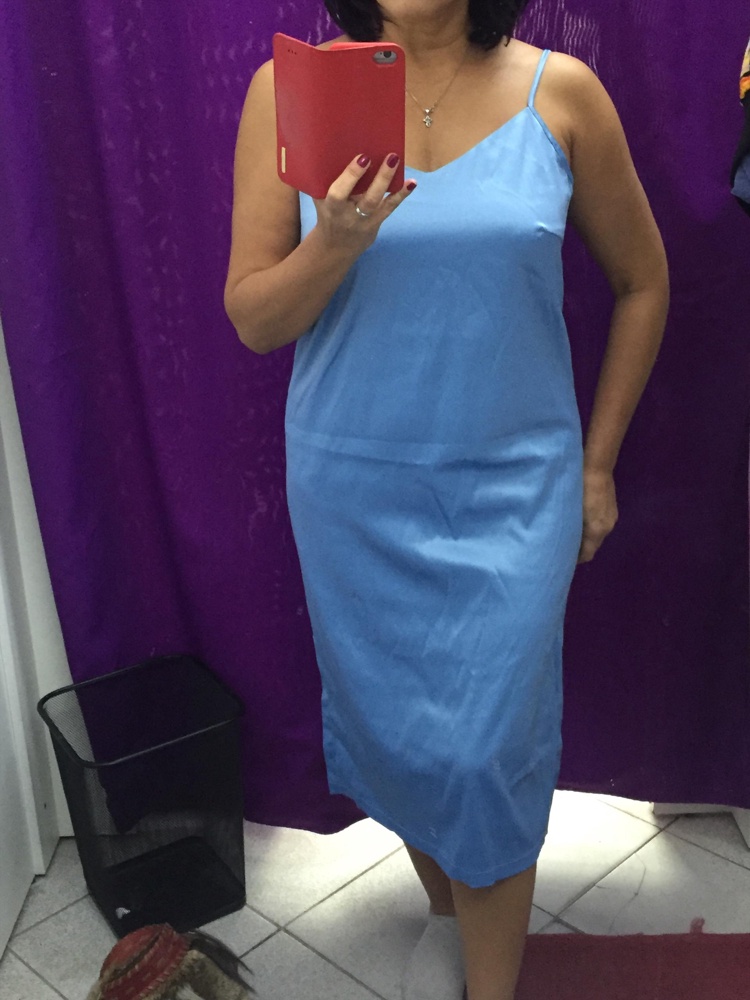 На свой стандартный 46, заказала 48,, село неплохо ,, качество ткани и пошив понравился , длину бы сама немного убрала ,, но одно но ,, с одной стороны обтачка на пройме пришита  так, что немного филдит ,,, может кому-то и подойдёт , но я не могу носить если знаю о явном « косяке»,, уж извините меня ,, попробую заказать в другом цвете ,,, фото прилагаю ,, только из-за странной тени подмышки чёрные будто не бритые 😆