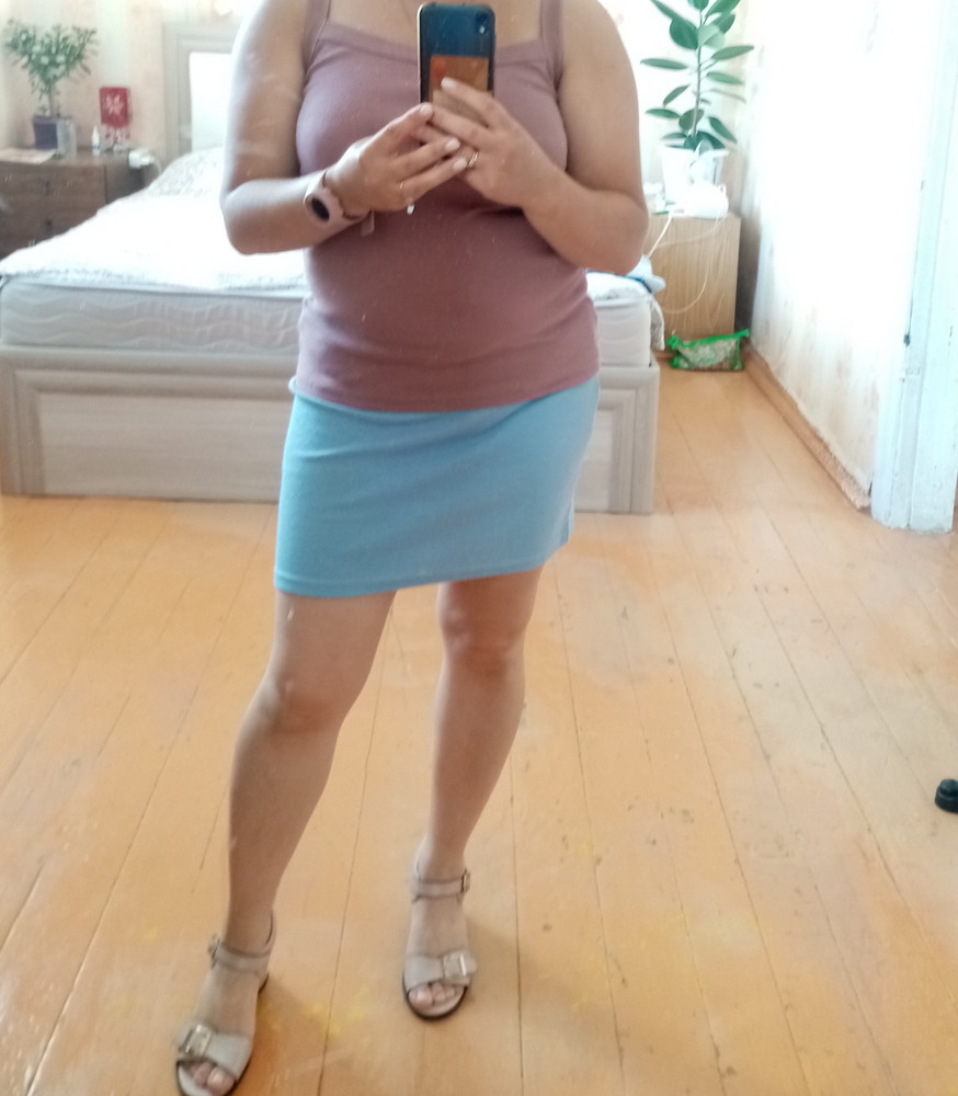 Я влюбилась в неё, очень классная майка, скрывает бретельки от бюстгалтера, идёт в размер.