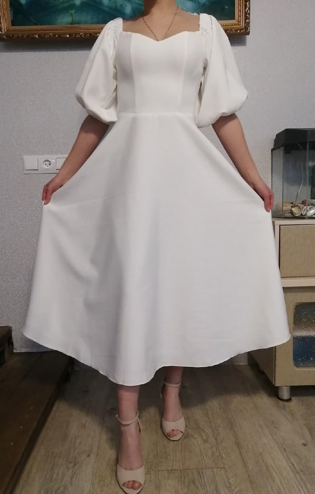 Очень красивое платье! Брала на роспись, не пожалела. Сшито очень аккуратно! Село на 42 S.