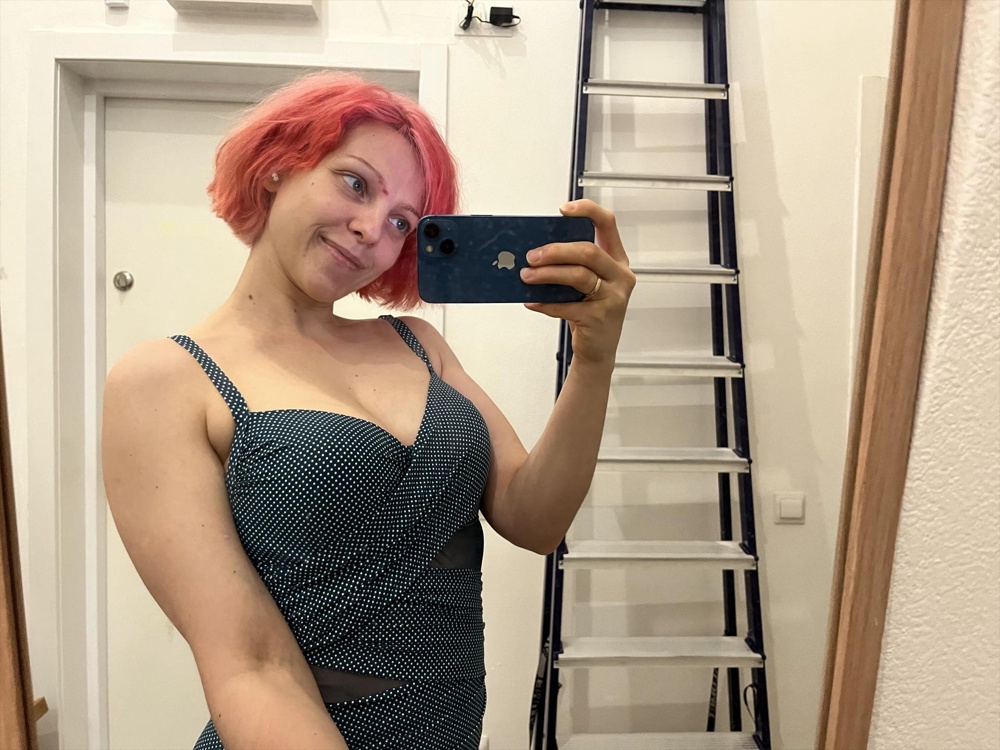 Годный чехольчик для пухленькой меня! Рекомендую тем у кого грудь либо приплющивается, либо не помещается и норовит выпрыгнуть. Тут грудь под контролем и симпатичная) 