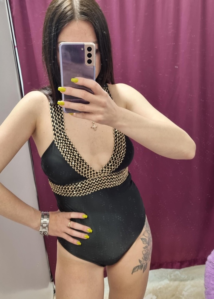 Мне очень понравился,  осталось только похудеть🤣
S сел прекрасно на 44 размер.
Мой рост-174